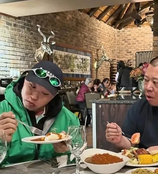 烧饼在南非与师父郭德纲同桌吃南非美食“恩西玛”。这种待遇只有烧饼才有，因为烧饼