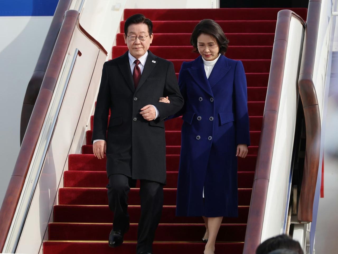 1月4日，韩国总统李在明与夫人金惠景抵达北京首都机场。