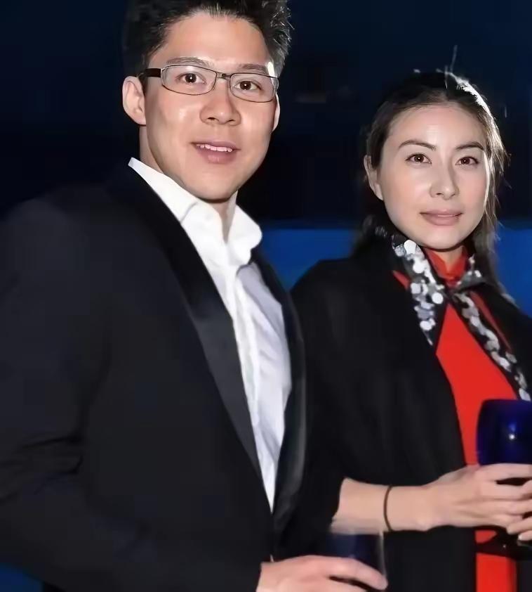 2000年，霍启刚第一次带女友回家，朱玲玲只看了一眼，便说：“你们不合适，分了吧