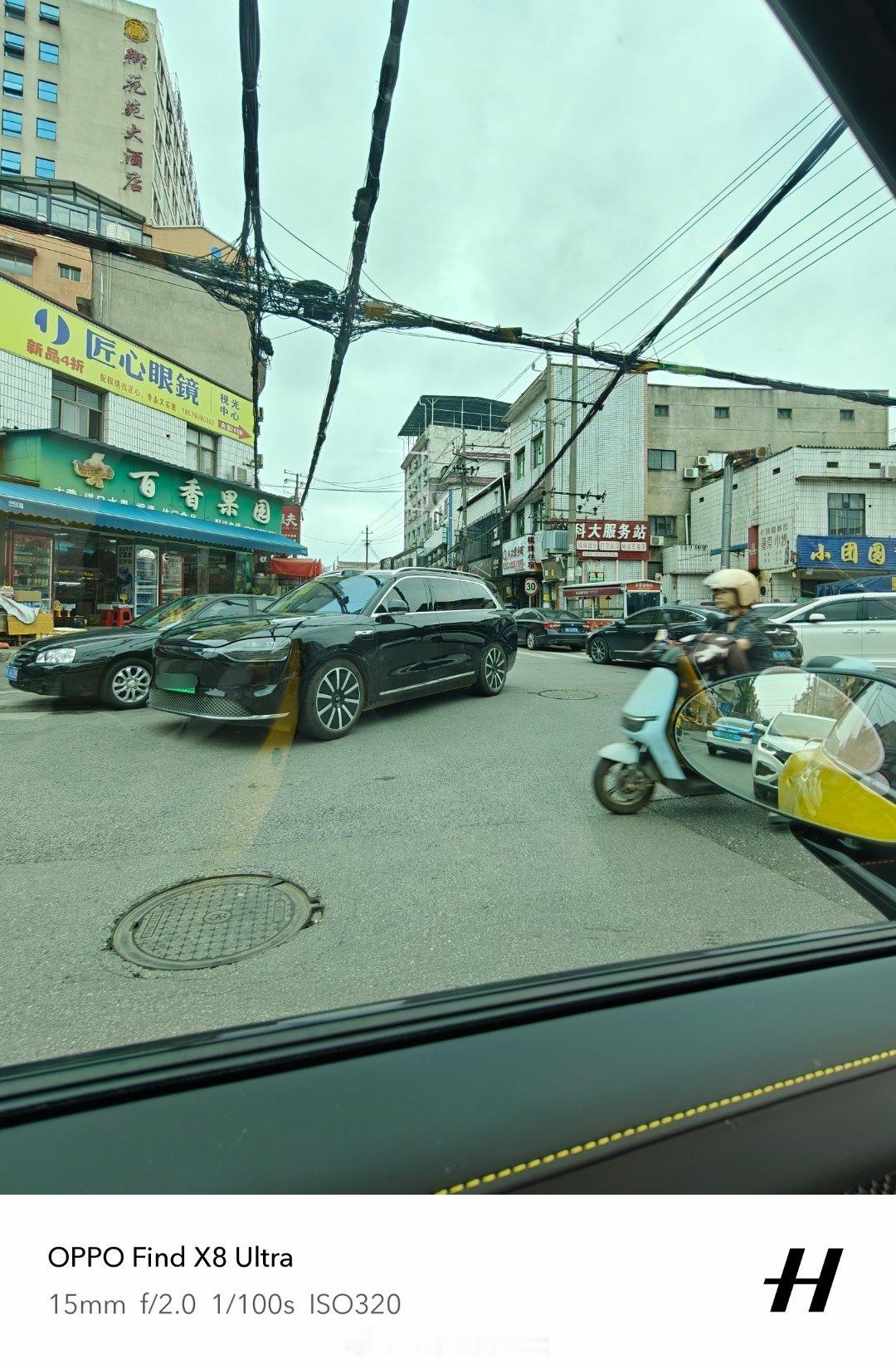 这个车停的，快把路给拦完了[捂脸哭][捂脸哭][捂脸哭]​​​