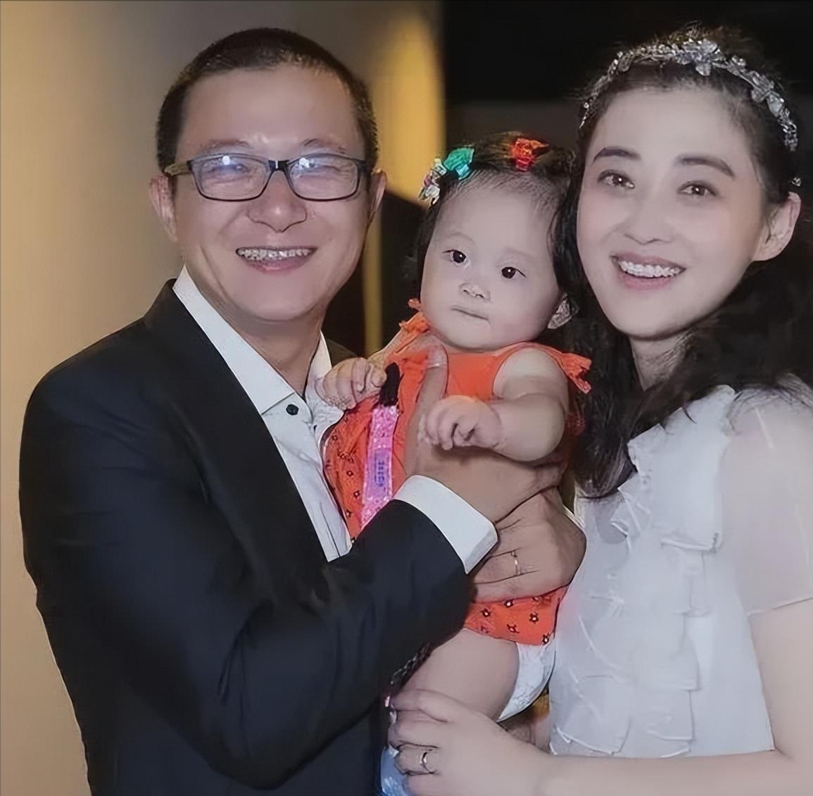 当年拍戏时梅婷看上了摄影师曾剑，不好意思开口就找秦昊帮忙探口风，结果被秦昊一口回