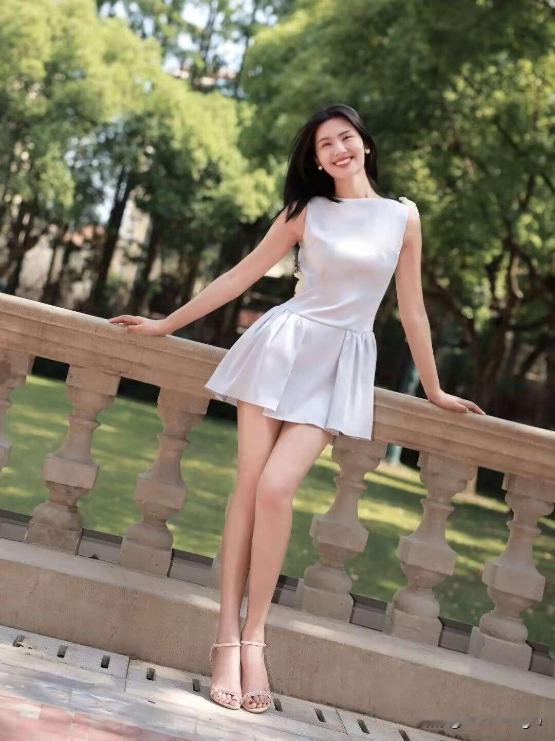 阳光明媚的午后，优雅漫步在绿意盎然的公园小径上。
