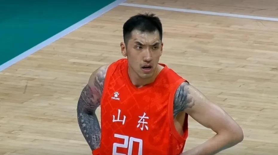 山东弃将惊天逆袭！助教鞠维松率替补血拼四川豪阵，争议判罚难掩斗志，邱彪用人策略遭质疑