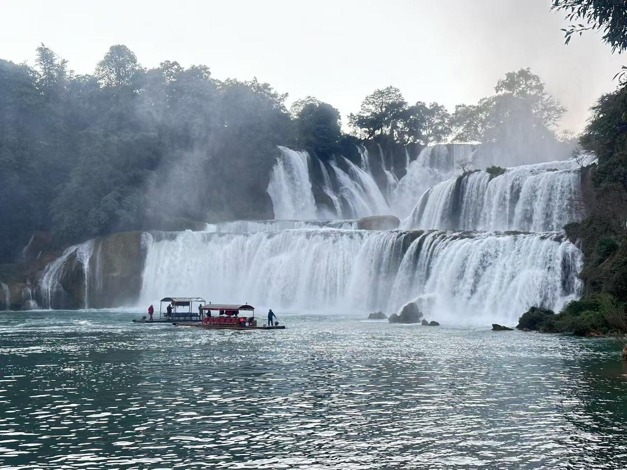 中国德天瀑布，和越南的板约瀑布（图2）共同形成了两国共享的壮丽景观，叹为观止。