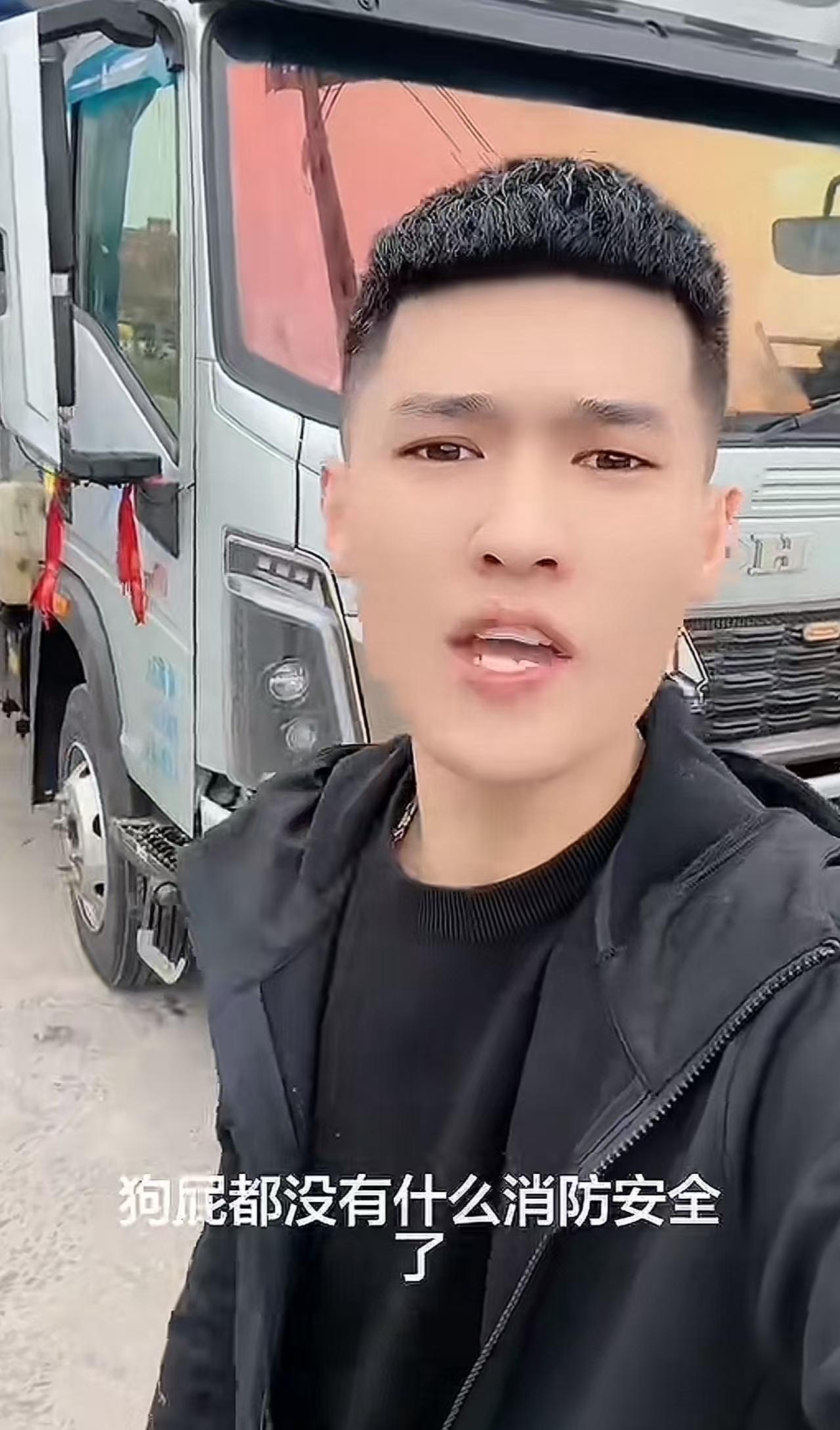 现在的00后是真厉害啊！00后货车司机把货运到后，被故意压运费，于是小伙当场教对