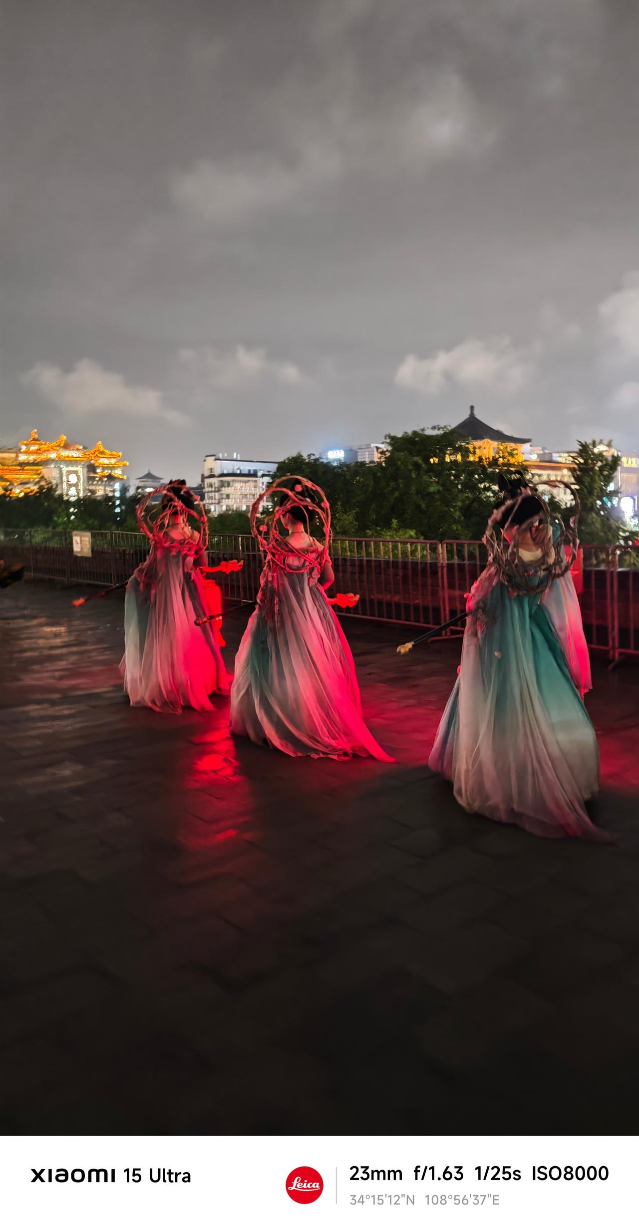 好像这个季节是西安的雨季国庆节过去4天都在小雨阴雨绵绵再晴天得看冷空气好久