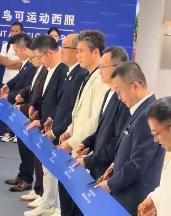 李乃文参加剪彩出洋相，公司老总当场变脸，被批50岁还在装可爱看得出来品牌方非常