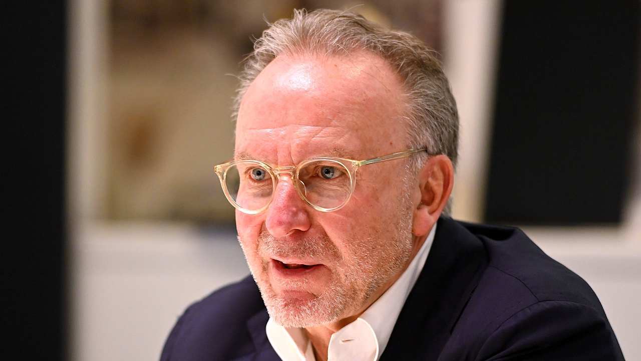 问：孔帕尼这个夏天或许能得到一两个他想要的球员——而不是来自赫内斯给的小苹果派？