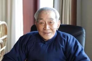 1943年，103岁的虚云老和尚和20多岁的南怀瑾，一起暗夜走山路。南怀瑾想扶虚