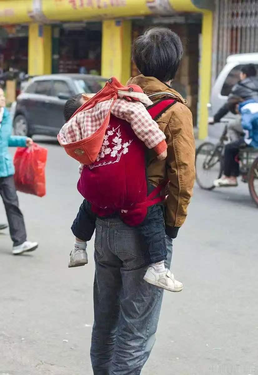 太憋屈了！山东枣庄，男子和女友同居生活期间，女友生下智力残疾的儿子，孩子刚8个月