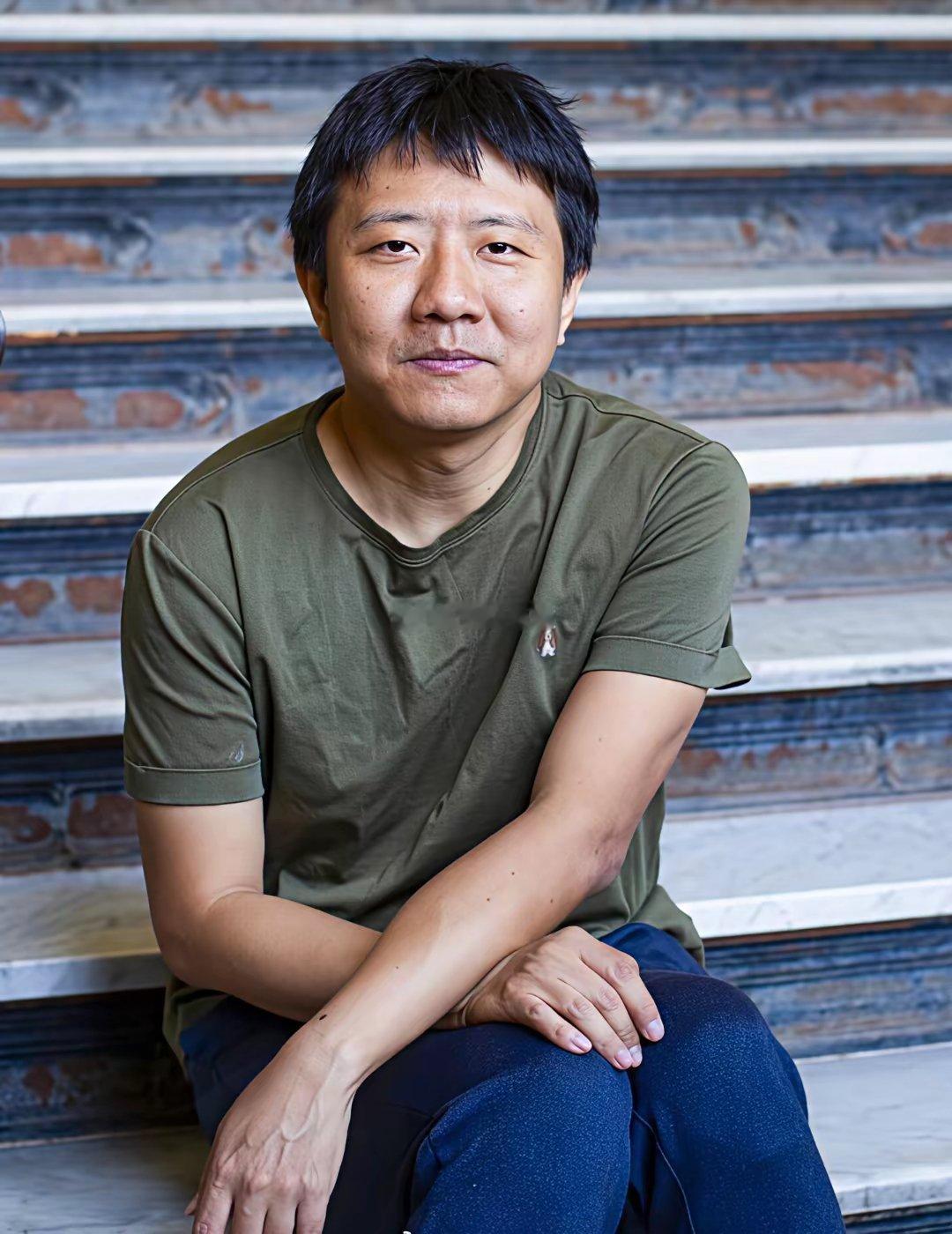 邓煜在纽约大学任教时学生给他的评分只有2.1分学生评价说他上课的口头禅：显然、易