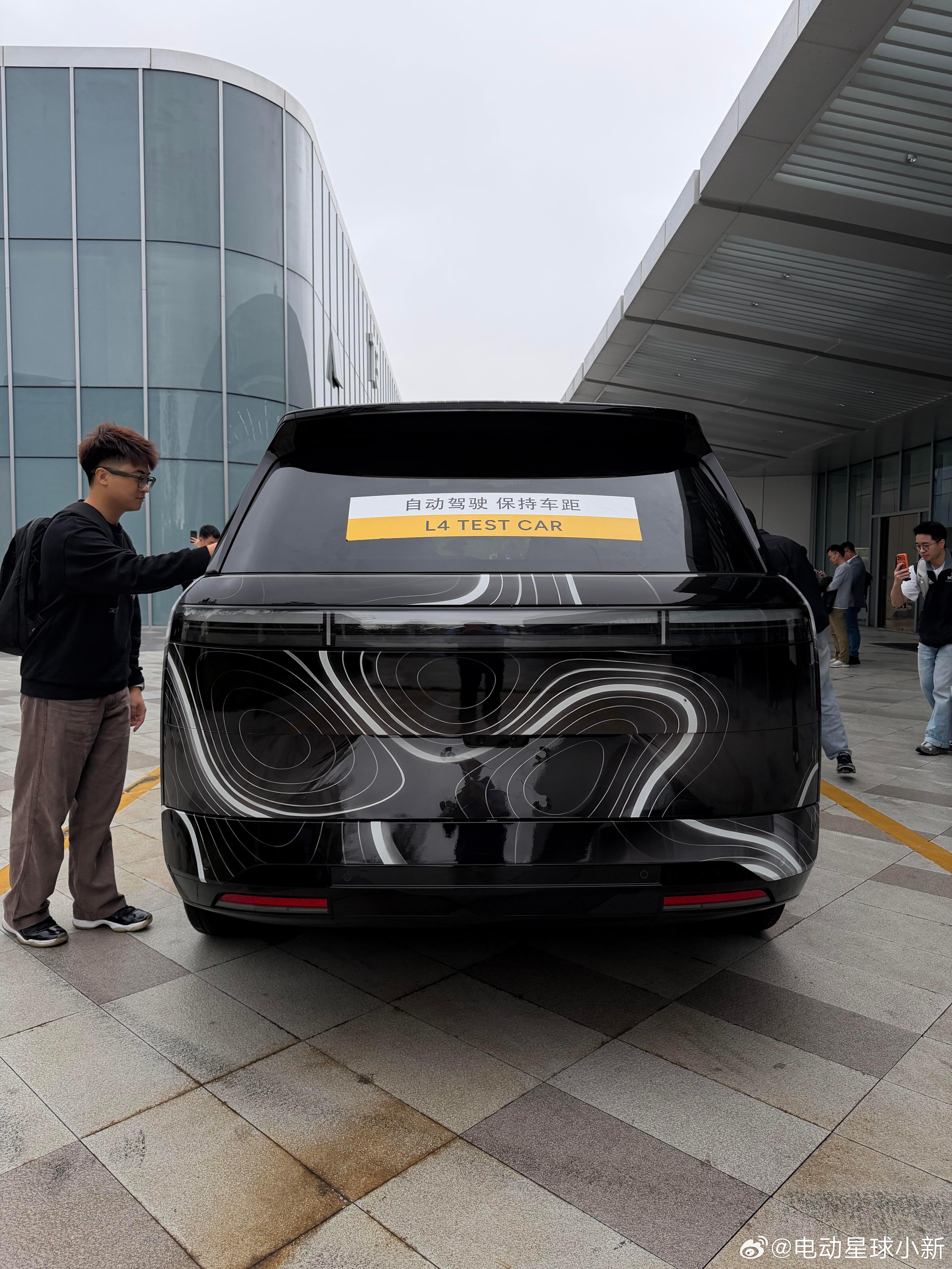 小鹏活动现场门口停了一辆小鹏GX，已经可以看到内饰了小鹏GX小鹏汽车