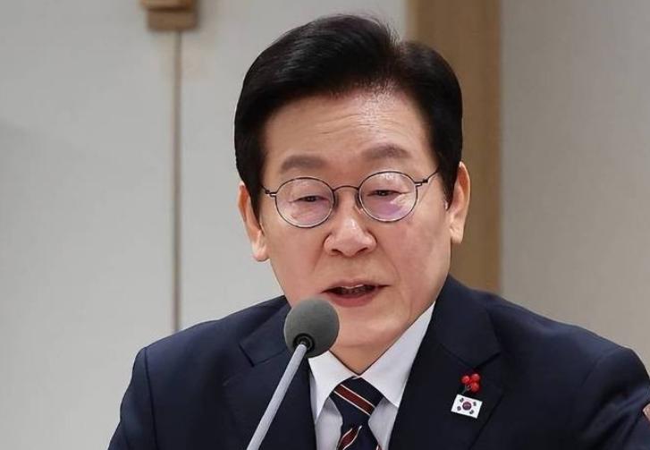 李在明现在肯定连肠子都悔青了。他原本以为随便扔几块经济合作的骨头，平壤就会乖乖低
