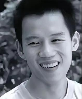 2003年的珠海，一名23岁保安冒死救下正被3名歹徒侵犯的女教师，谁知两年后，他