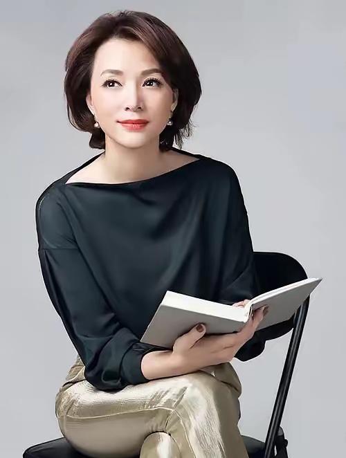 董卿说过一段很扎心的话：一个男人如果没有经济来源，没有工作，就算他人品再好，不抽
