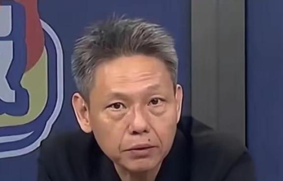 台湾时事评论员谢寒冰：你们知道中国大陆这两天在干什么吗？他在给全国的退伍军人制发