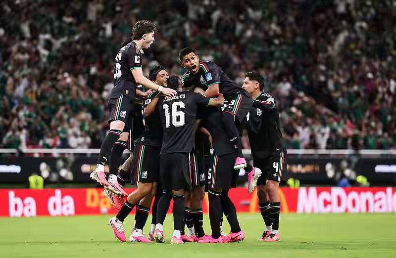 墨西哥1-0击败韩国，成第一支小组出线队伍！两队上半场比较保守，场面沉闷，下