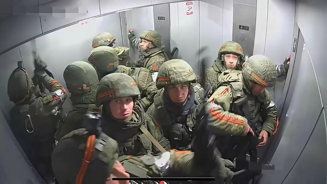 4年前，俄罗斯王牌特种部队31空中突击旅6连220人乘直升机偷袭突袭基辅机场，没