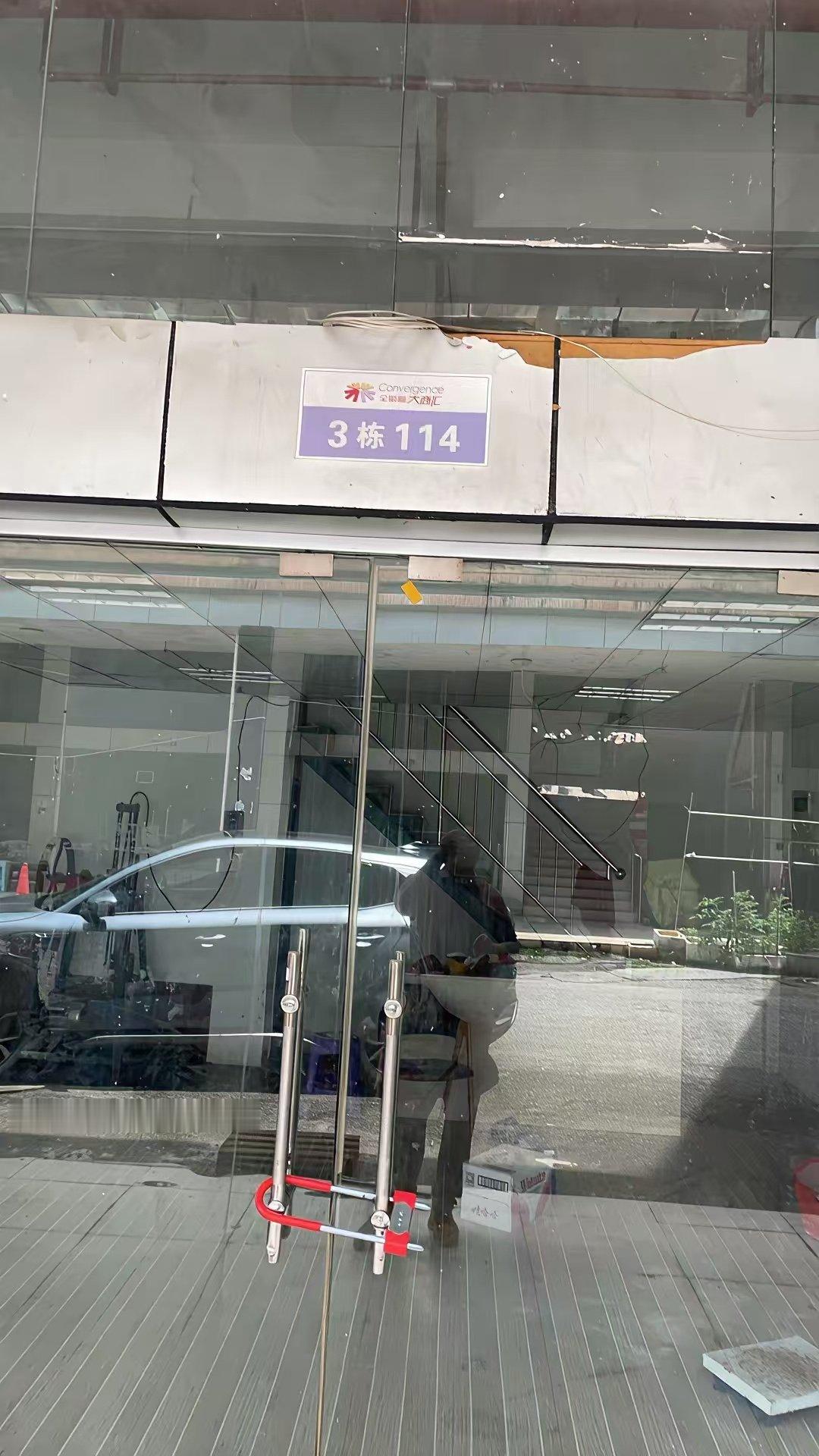六盘水比亚迪王朝店，老子元plus一个卡扣掉了，叫给我装上一颗要120元，老子开在其它地方人家一分钱
