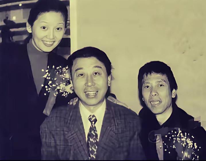 徐帆和冯小刚的结婚照，反被冯巩抢了头彩。冯巩成了主角，冯小刚反而成了配角。冯巩这