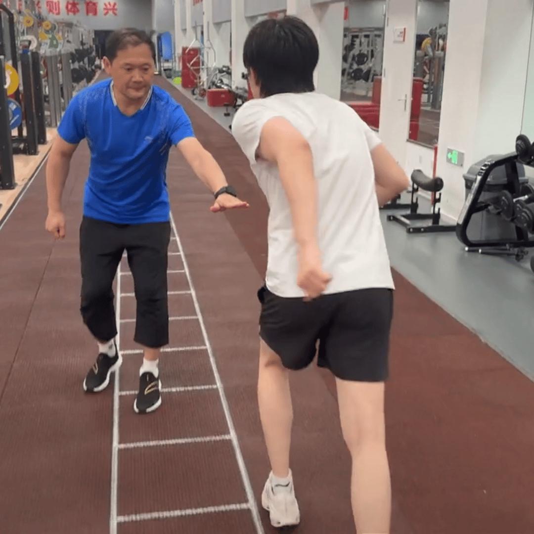 王楚钦蹦得快要起飞了王楚钦的“蹦得快要起飞了”这一生动描述，主要源于他在赛场内