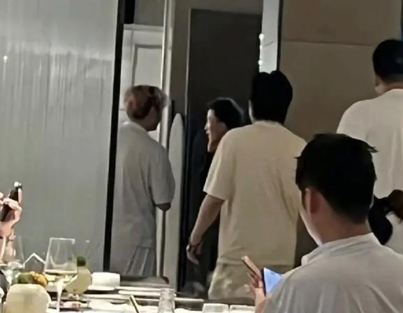 王楚钦回国第一件事曝光！家人们谁懂啊，看到王楚钦刚从印度回来那照片，我真的一