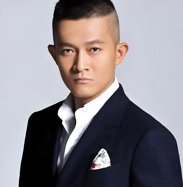 2002年，杨志刚和江珊合作拍戏。突然，杨志刚从背后搂住她的腰，几秒后，江珊说：