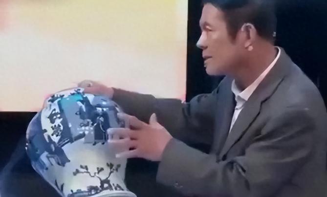 你也配叫专家？薛老汉价值100万的瓷罐，竟然被专家估价500块！老汉当场气得手都
