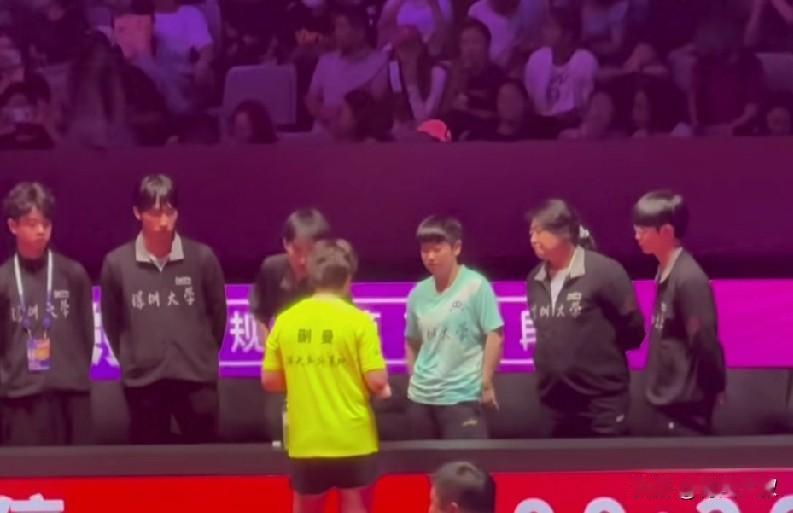 怪不得蒯曼能逆转张本美和，你看看她现场教练是谁？不得不说，孙颖莎还真有当教