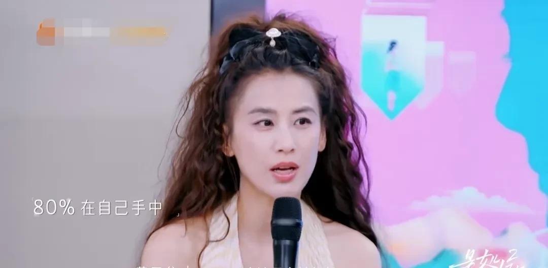 有网友问黄圣依：“你现在完全掌握了自己人生方向盘吗？如果没完全掌握，剩下的是有谁