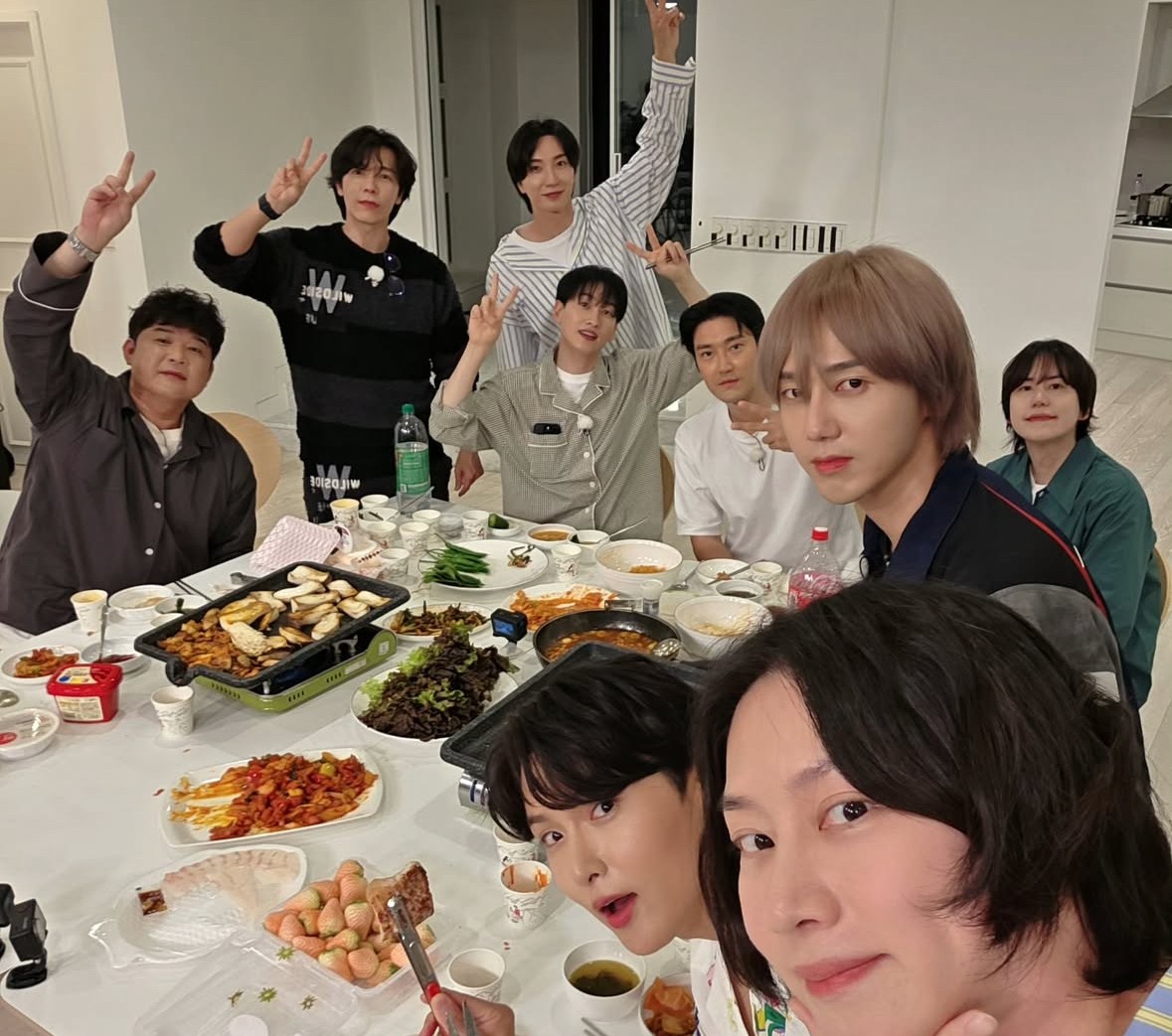 SuperJunior开睡衣聚会🎈我们当年的欧巴们，还是发腮了，哈哈😄金希