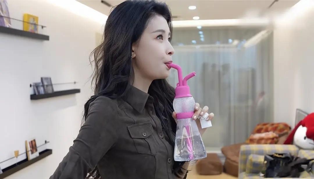 孙怡水杯的样子好奇特啊