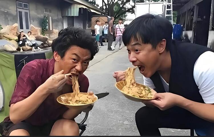 王宝强、陈思诚在片场吃饭时的一幕。