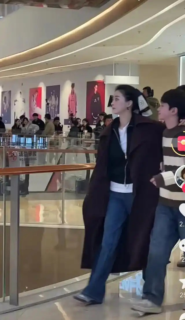 37岁蒋欣片场近照引热议！圆脸暴瘦成锥子下巴，减肥方法网友急问