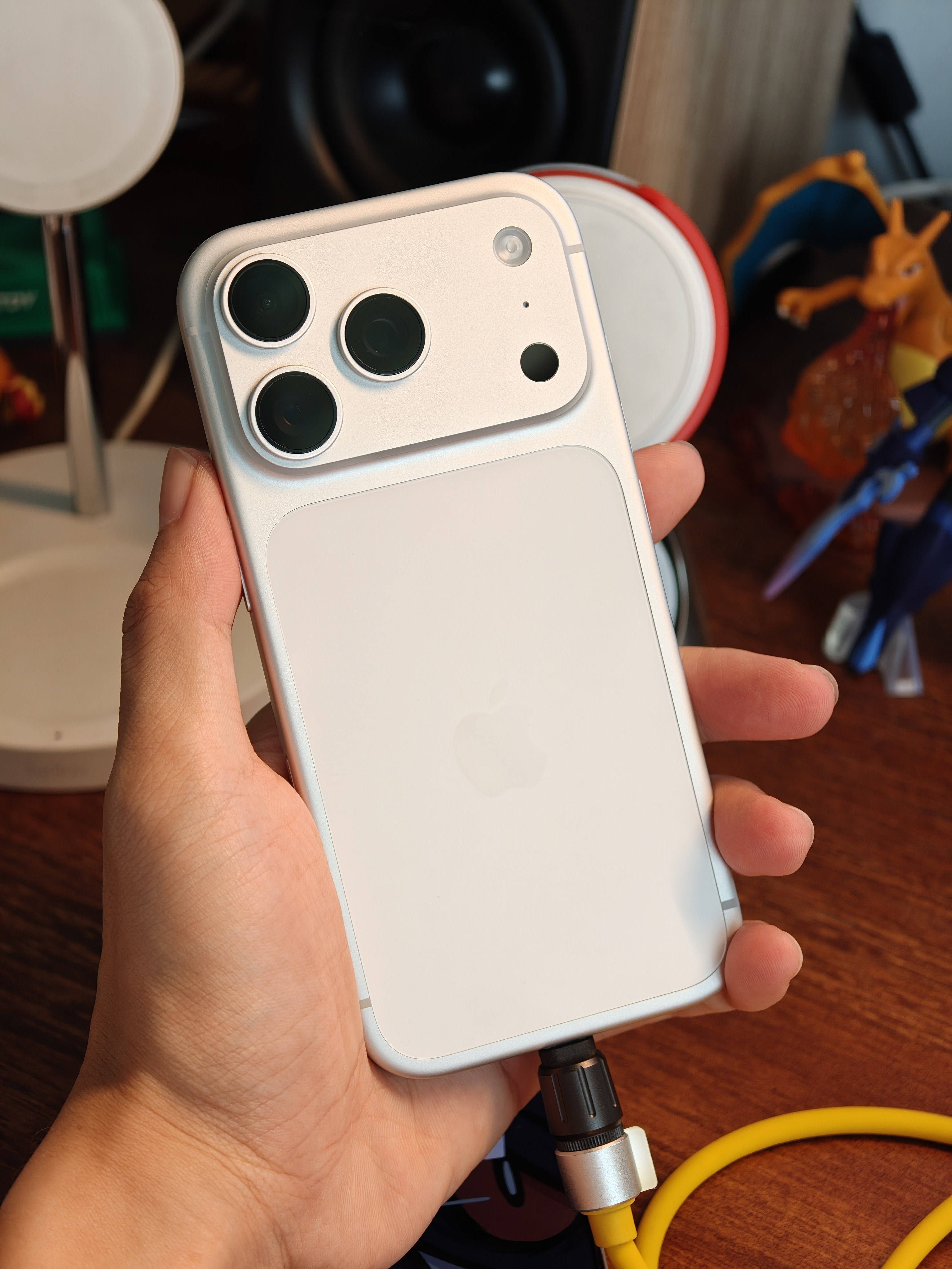iPhone17Pro手感比16Pro润不少，挺适合用裸机的，但是铝合金有