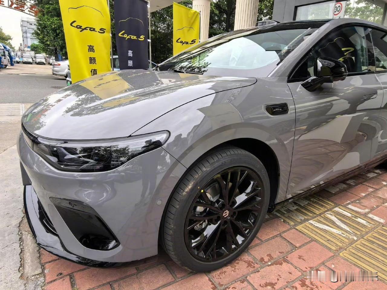 零跑Lafa5以9.28万起的限时惊喜价杀入市场，后驱布局+欧系调校：搭载160