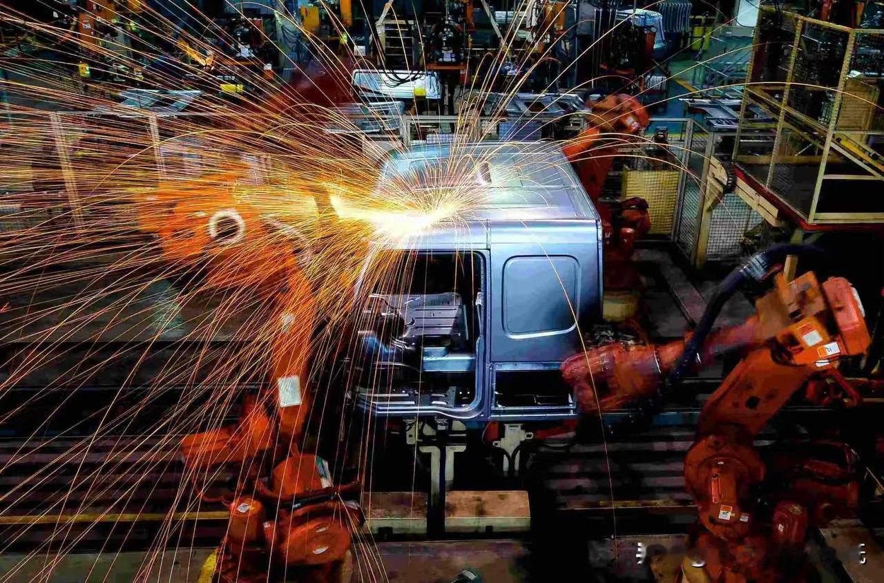 世界上几乎所有国家在变成发达国家后，不管是主动还是被动，都会慢慢地去工业化，原因