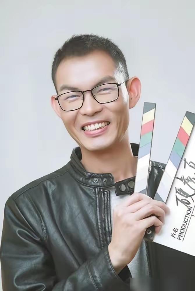 蓝鸿春真是个传奇人物！2016年从凤凰卫视辞职，放弃六年稳定编制，只带一台摄像机