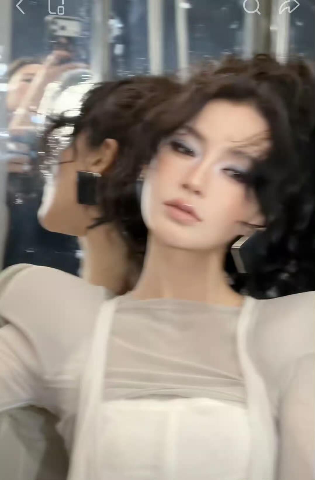 Angelababy素颜转场视频谁被这段丝滑转场狠狠惊艳到了！白T素颜居家状态温