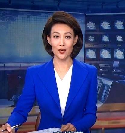 哎？今晚一开电视，李梓萌又坐回《新闻联播》了，镜头一切，很多人估计都愣了两秒。