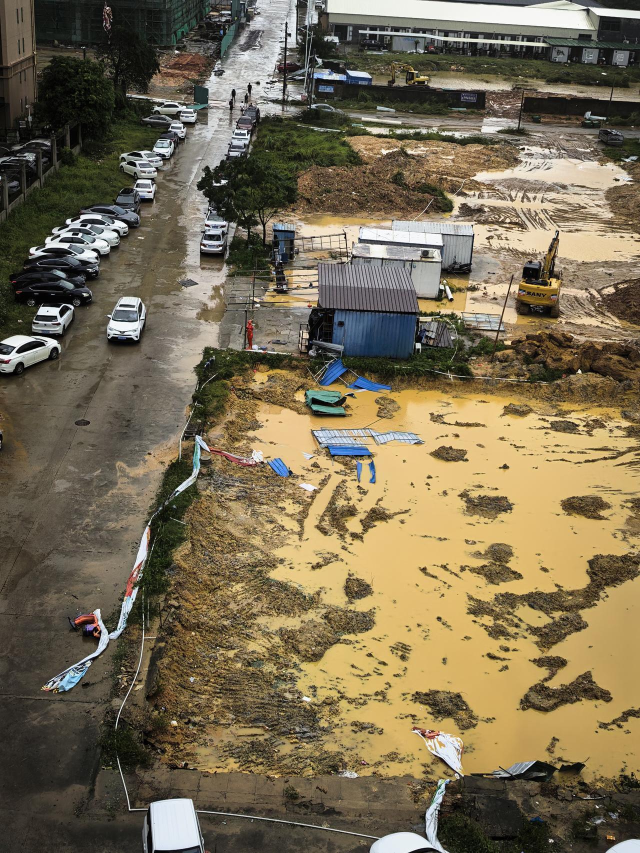 “麦德姆”威力有多大？雷州一建筑工地铁皮一片不剩。台风“麦德姆”在徐闻登陆，中