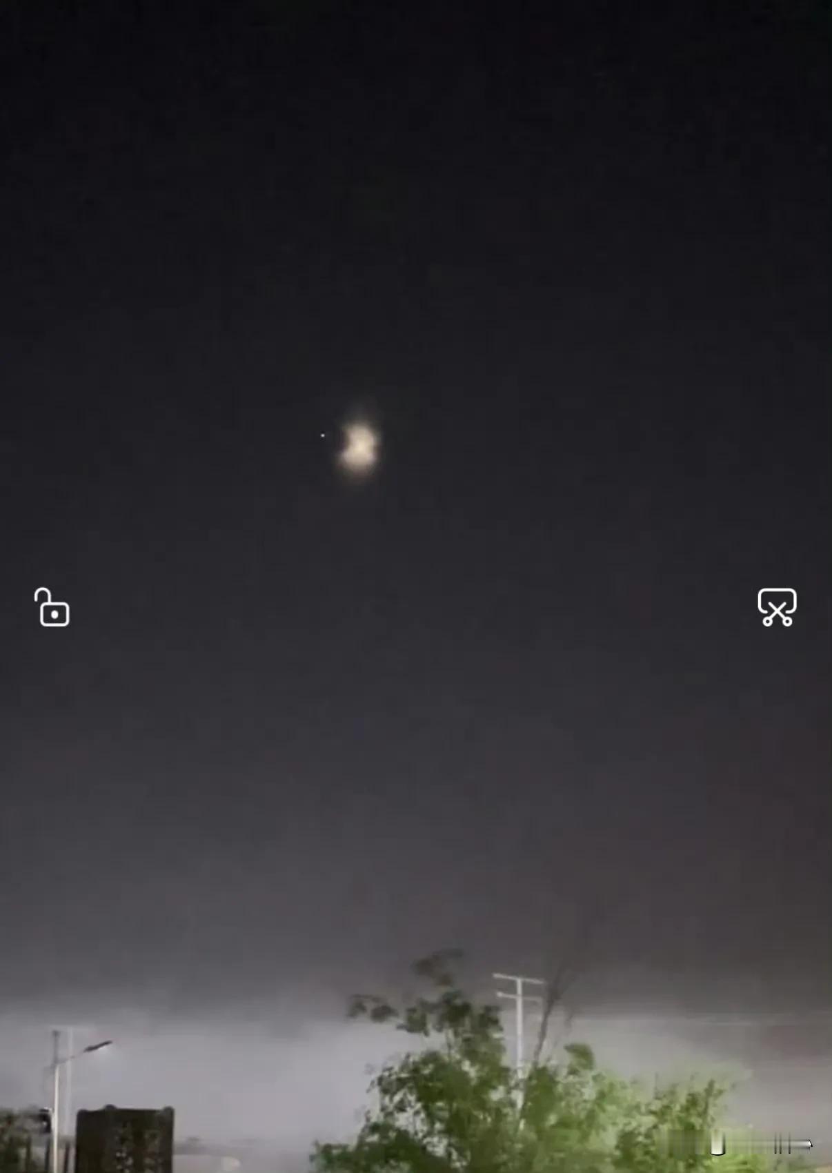 5月16号晚上，新疆乌鲁木齐、阿勒泰、伊犁好多地方的人都看见天上有个奇怪的发光体
