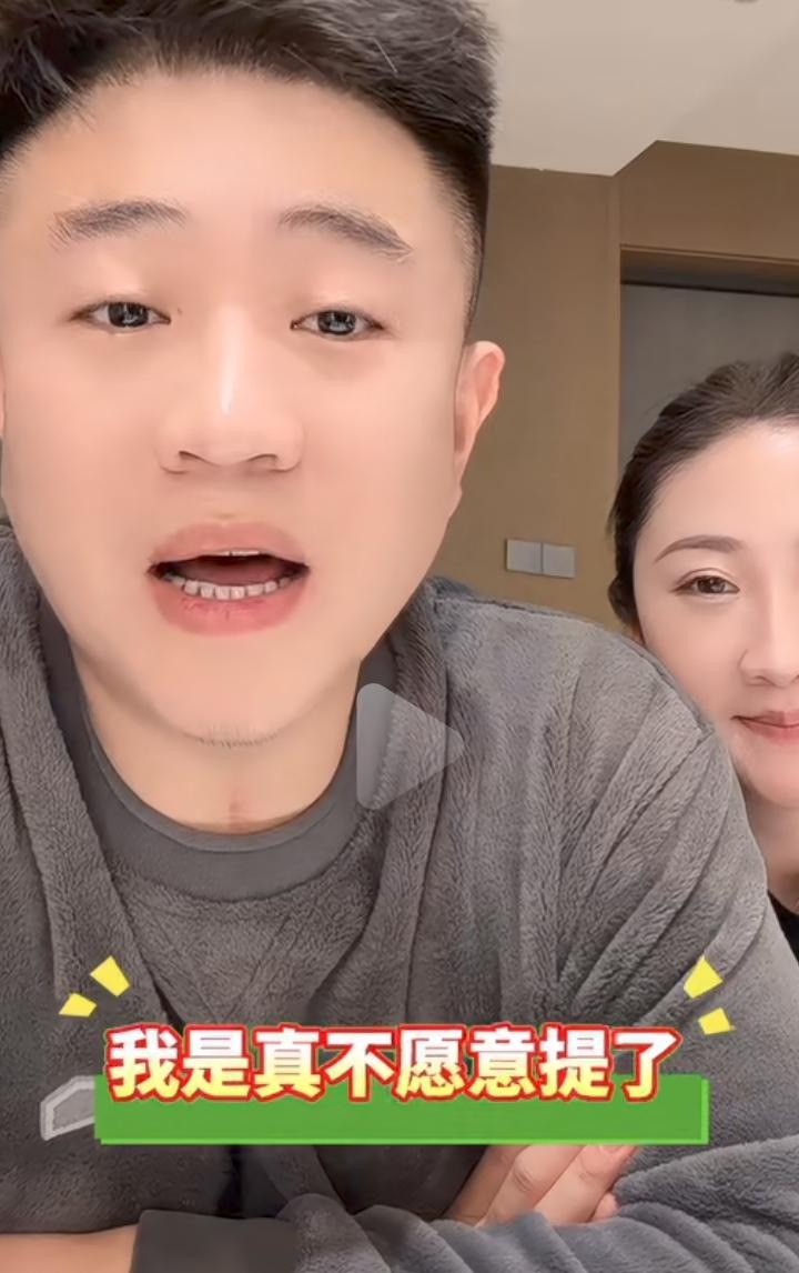 王亮直播间内涵弟弟王梓嘉，原因有三点:如今的东北已经进入了深秋时节，王亮坐在