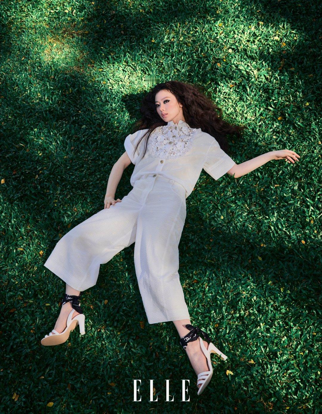 封面的她带着时尚先锋感，眼神坚定有力量；大片里则与海洋元素相融，轻盈姿态像潜入深