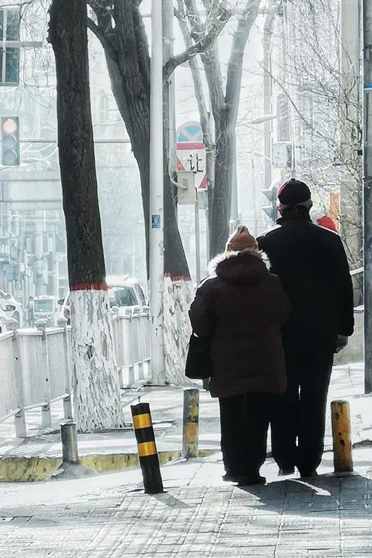 说出来不怕大家笑，我和老伴都60岁了，还挤在一个被窝里睡。夜里他胳膊搭我身上压得