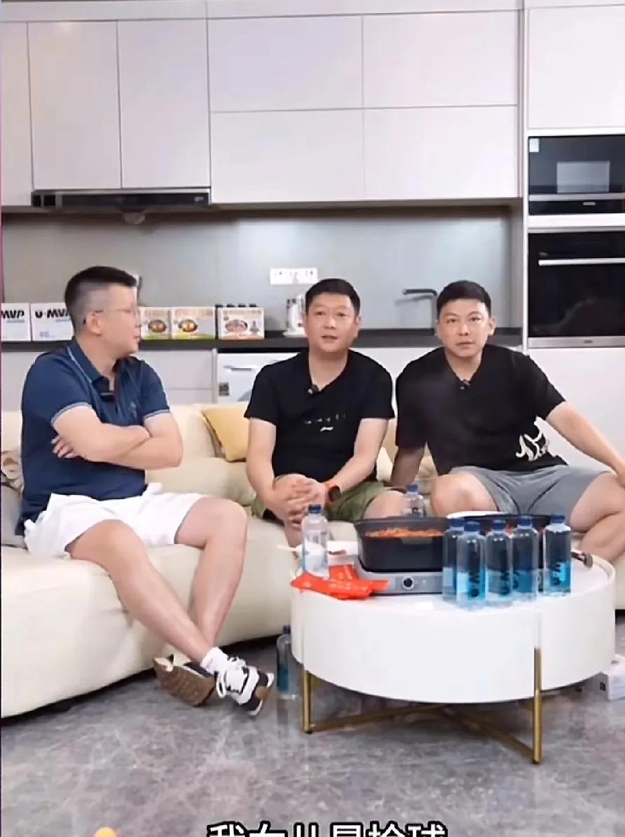 邱贻可说自己女儿喜欢捡球，被网友调侃这个赛道目前不拥挤。张超说他女儿打网球，陈