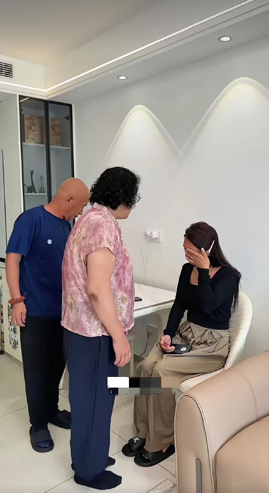 儿媳妇急需要借2万块，公婆起身直接离开，随后的举动让儿媳流下眼泪儿媳妇有事