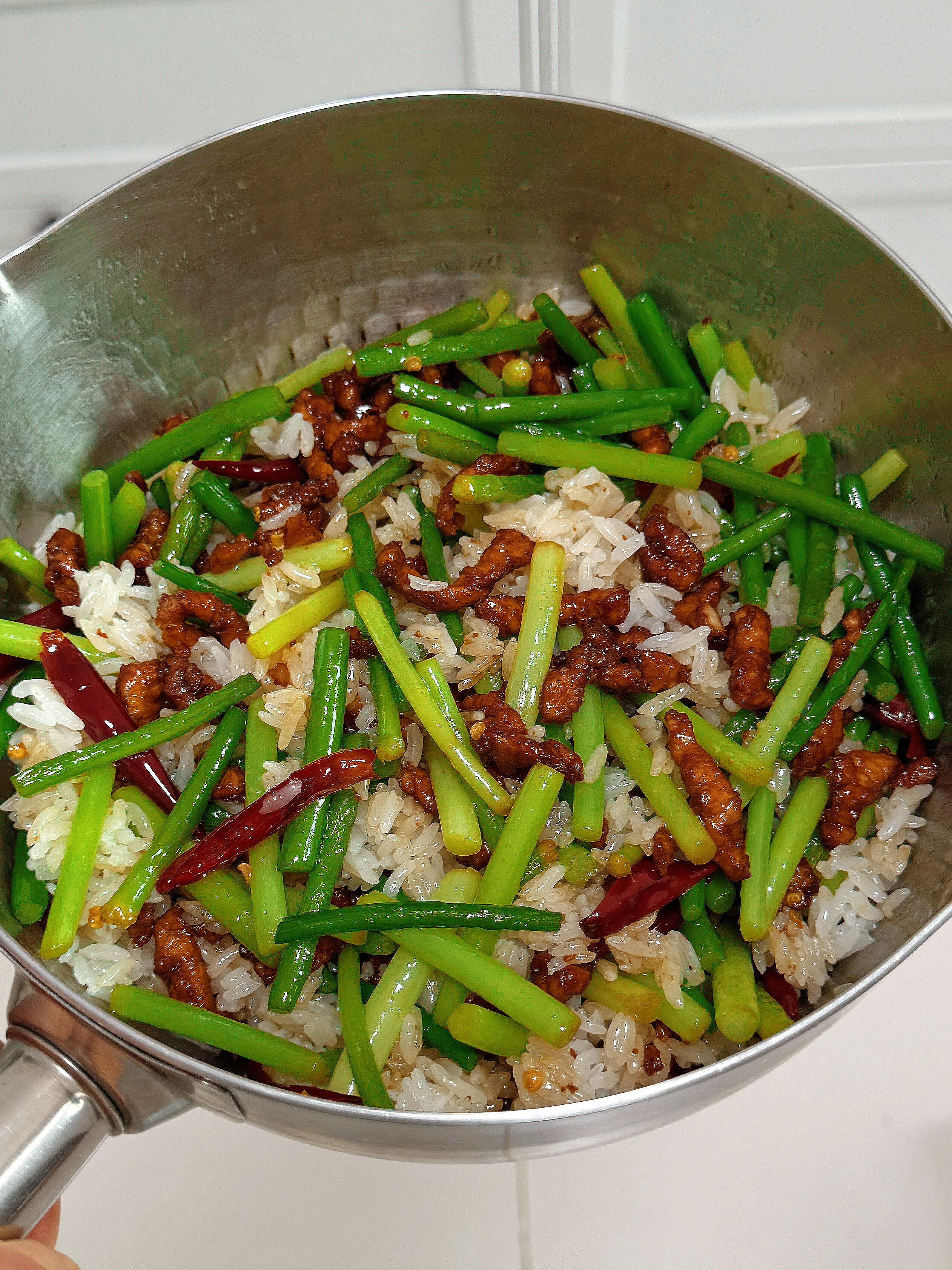 蒜苔炒肉拌饭｜一口入魂，吃一次就爱上家人们谁懂啊！蒜苔炒肉拌米饭，简直是下饭界