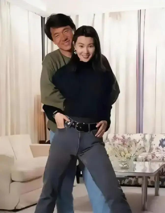 一张老照片，直接把我的思绪拽回了那个癫狂又迷人的90年代。1992年，成龙