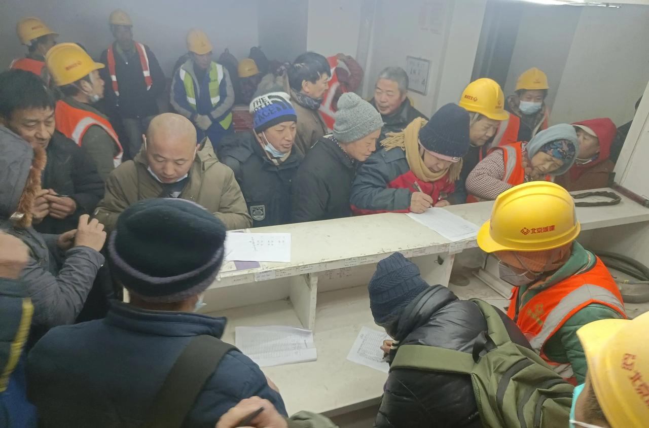 工地上下班签到，每天傍晚六点闹成一锅粥，八十多号点工蜂拥而上抢着签名，场面乱得像